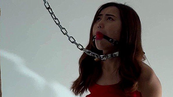 Скованная азиатка испытывает сексуальное наслаждение