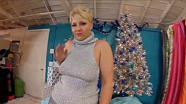 Баба гордится своей жопой и устраивает стриптиз