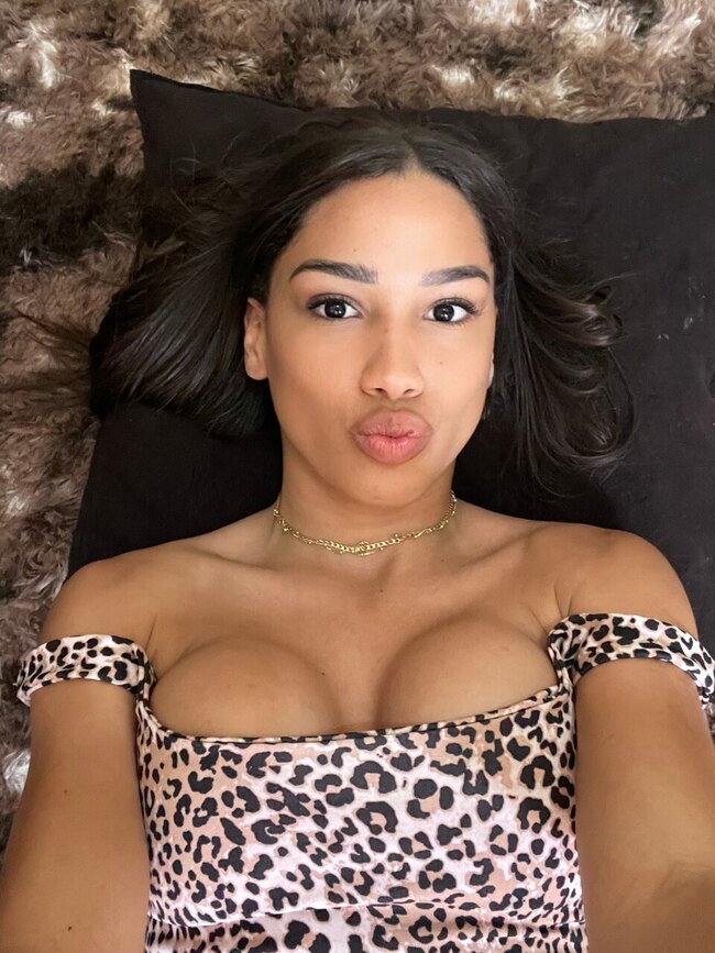 Откровенная фотосессия Real Ana Pereira на природе с бельём и бикини — фото 14