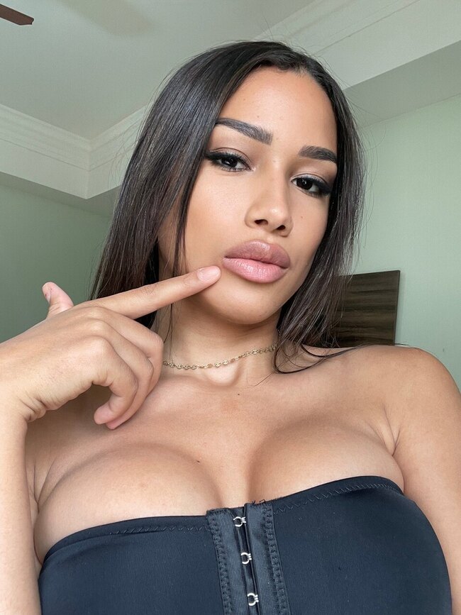 Откровенная фотосессия Real Ana Pereira на природе с бельём и бикини — фото 17